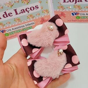 Par de lacinho rosa com coracao no bico de pato.