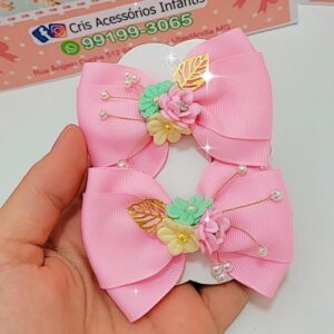 Par de Lacinho modelo rosa com flores no bico de pato