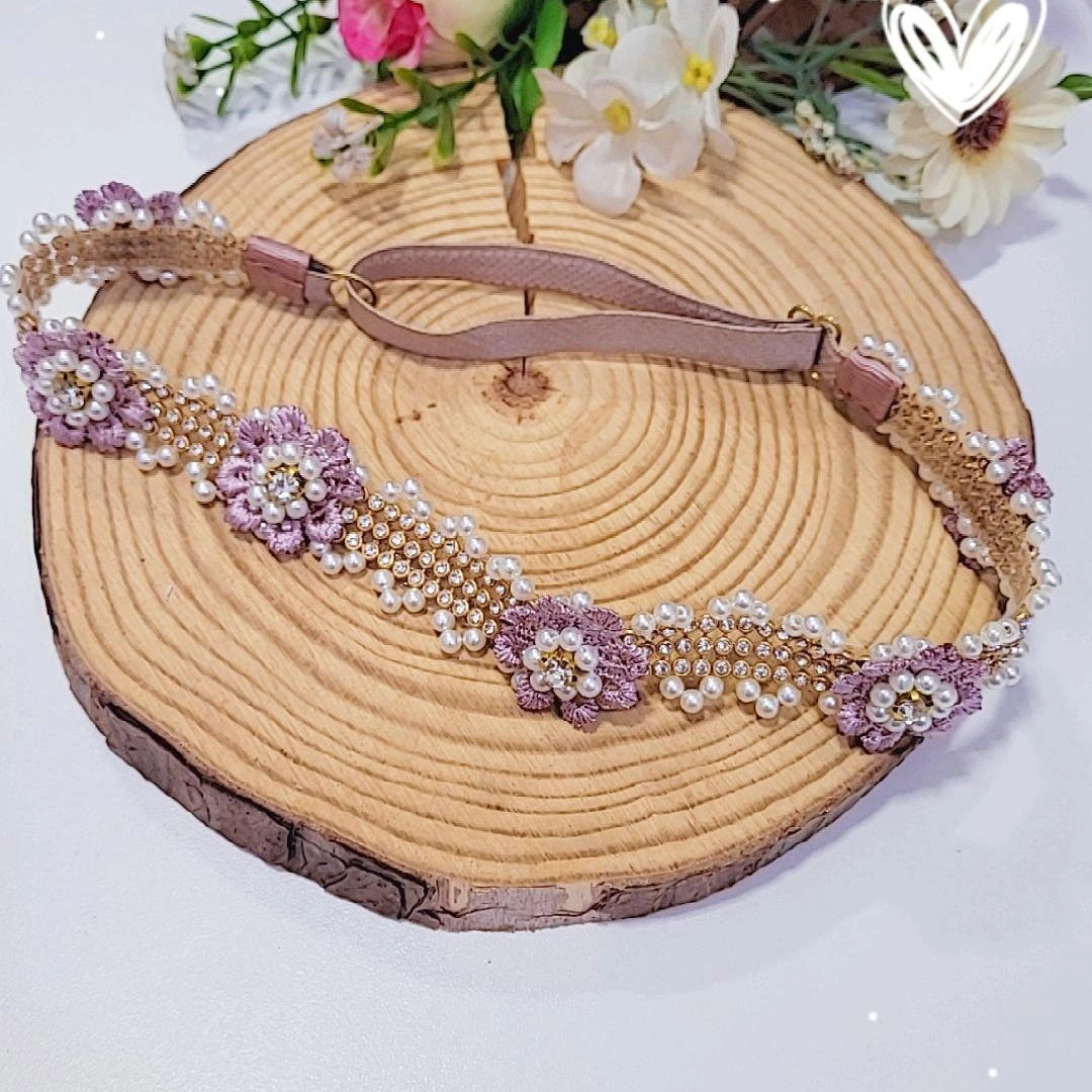 Tiara para bebê cor rosê com strass e pérolas