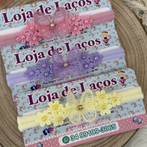 Laço na faixa para bebê com flores