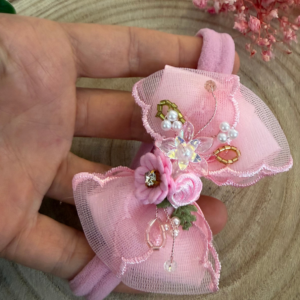 Laço na faixa rosa com organza pérolas e flores