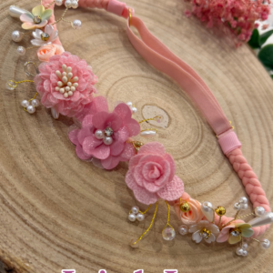 Tira regulável com flores e pérolas rosa seco