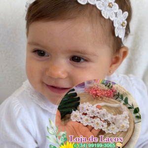Tiara regulável com renda, pérolas e strass