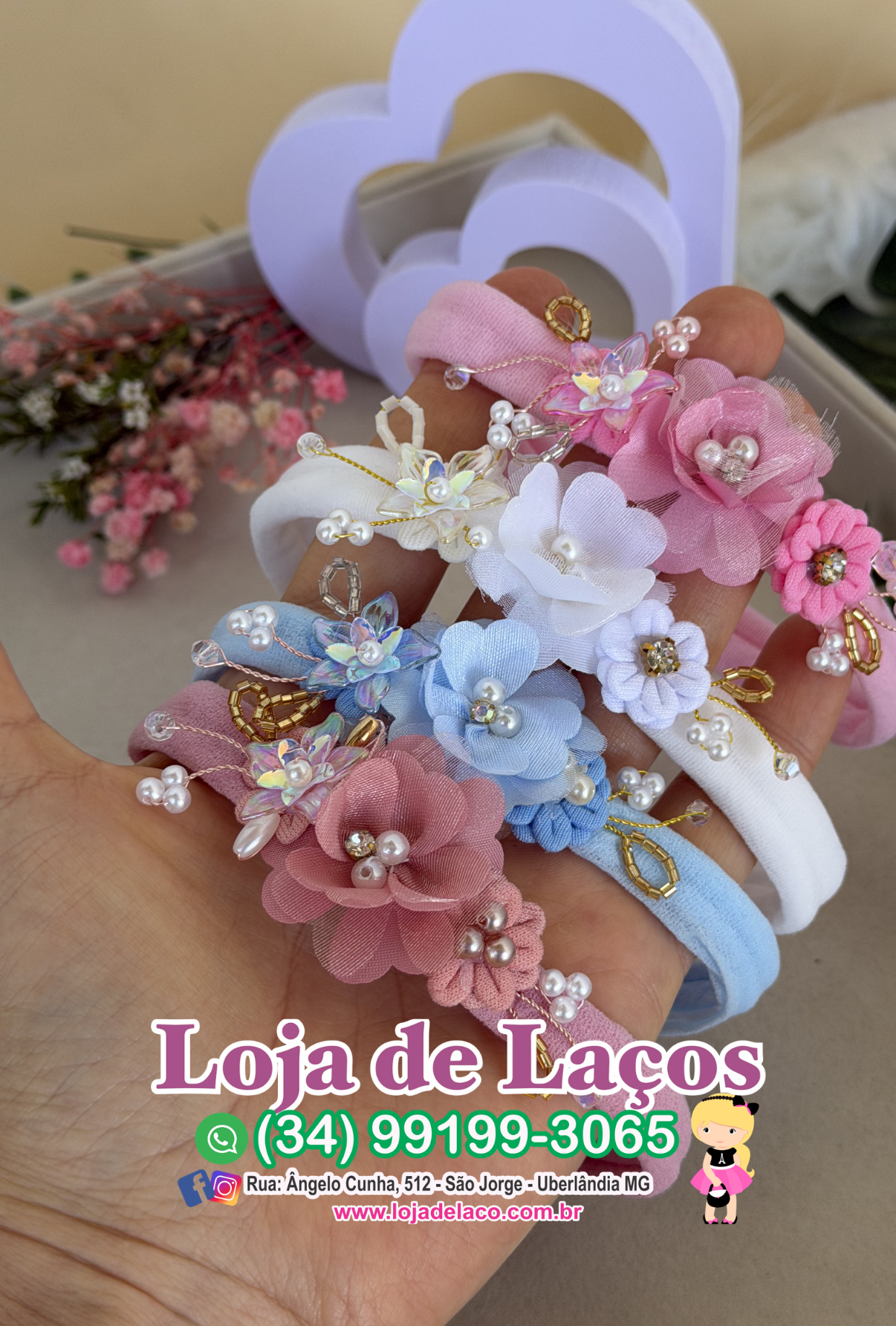Laço de cabelo para bebê com flores e pérolas - Imagem 2