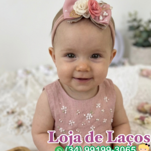 Laço na faixinha para bebê com flores e perólas