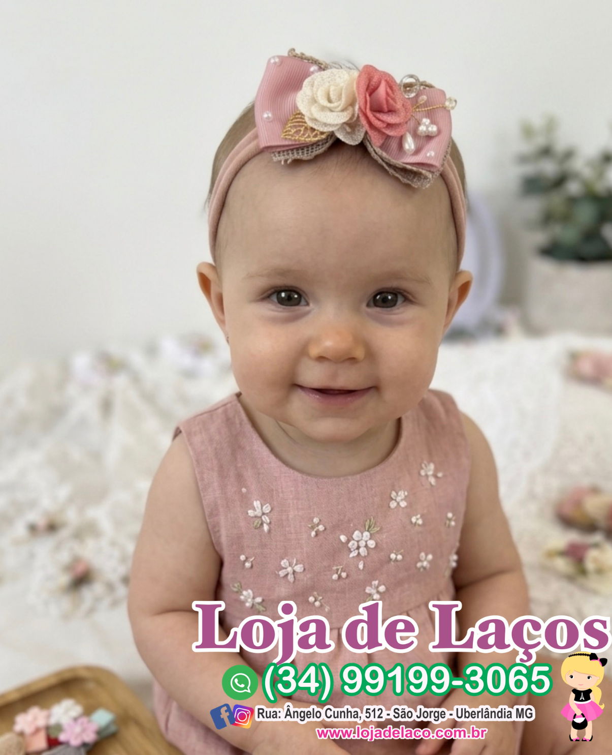 Laço na faixinha para bebê com flores e perólas