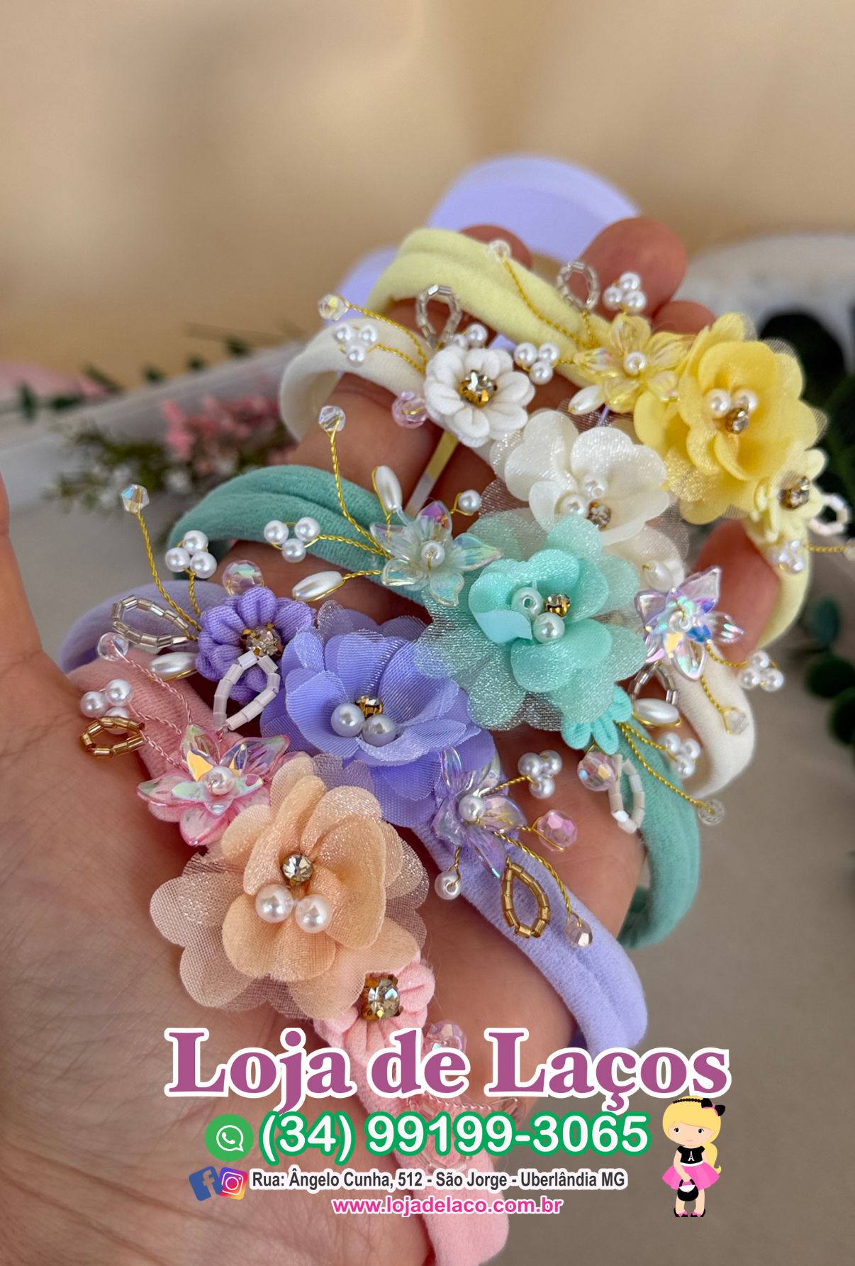 Laço de cabelo para bebê com flores e pérolas - Imagem 3